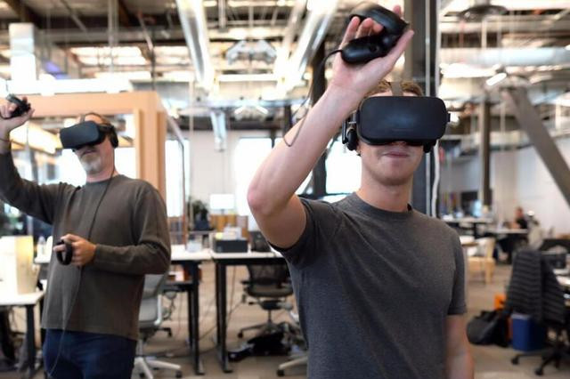 小扎高调现身Oculus实验室 玩起了VR手套