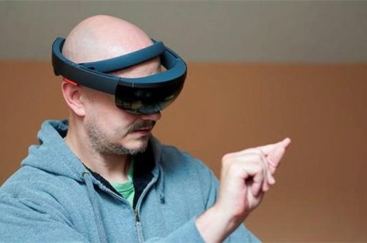 微软HoloLens来告诉你未来生活会是什么样子