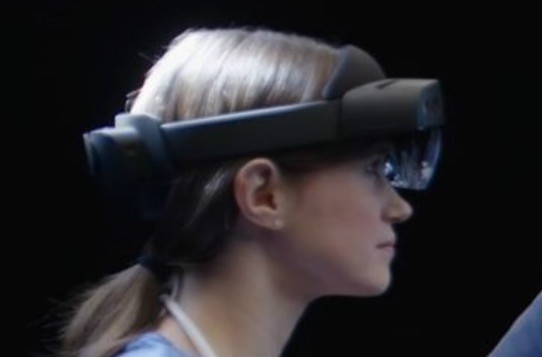 微软HoloLens 2新品将发布 体积更小，佩戴简单